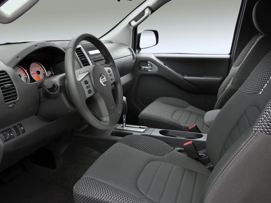 Интерьер Nissan Frontier Pro-4X Crew Cab (D40) 2001 года  (NA) (фото 6 из 6)